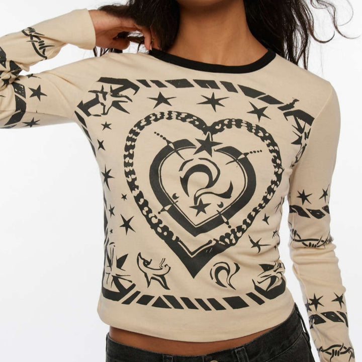 Damen Cropped-Langarmshirt mit figurbetontem Schnitt und Allover-Herzprint – Avérine