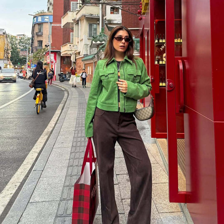 Damen Cropped Veloursjacke mit Hemdkragen, Reißverschluss und Zierringen Echoarchiv