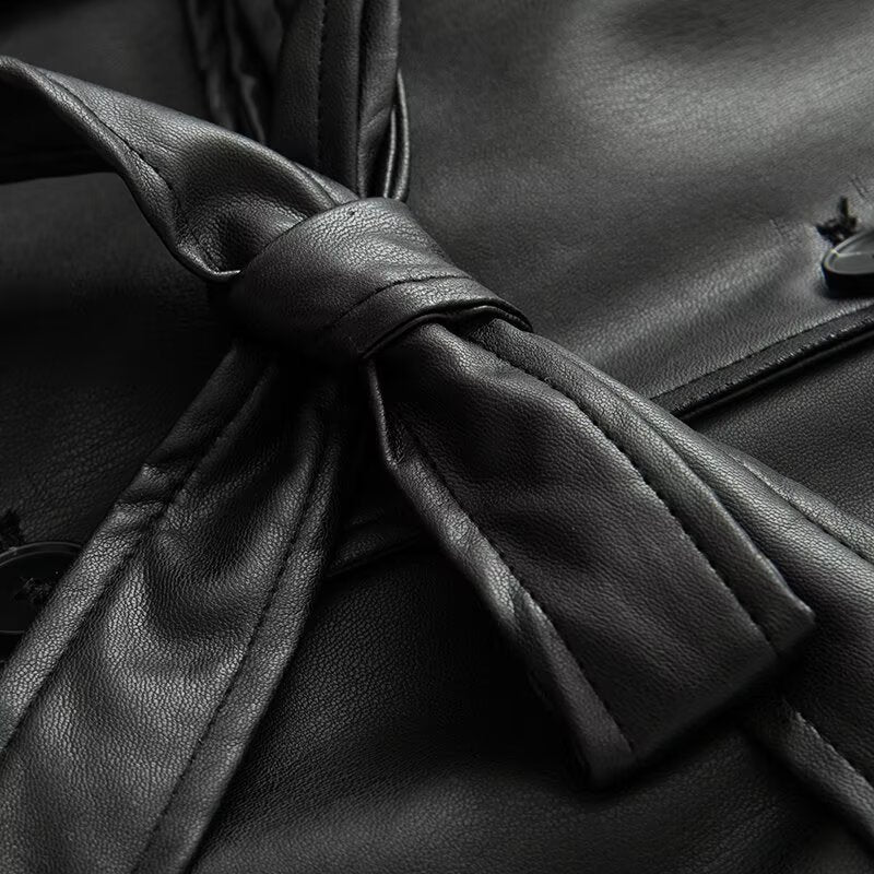 Damen kurze Kunstleder‑Trenchjacke mit Taillengürtel und Schultercape Echoarchiv