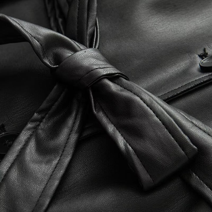 Damen kurze Kunstleder‑Trenchjacke mit Taillengürtel und Schultercape Echoarchiv