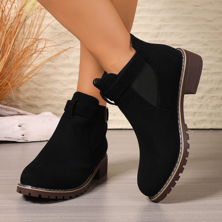 Damen Stiefelette mit Velours-Optik, elastischem Einsatz und Schnallenriemen Echoarchiv