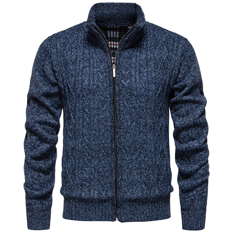 Herren nan grobgestrickter Cardigan mit Zopfmuster, Stehkragen und kariertem Innenfutter Echo Archiv