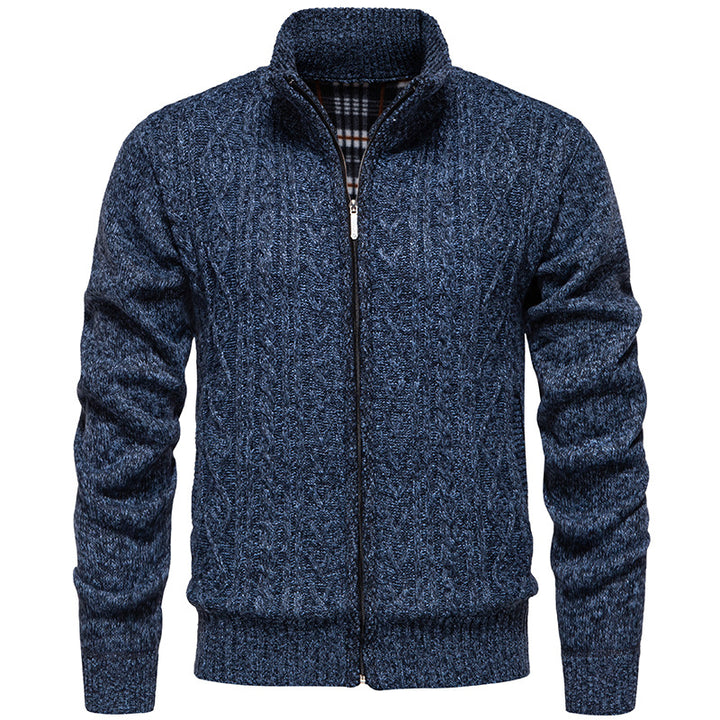 Herren nan grobgestrickter Cardigan mit Zopfmuster, Stehkragen und kariertem Innenfutter Echo Archiv