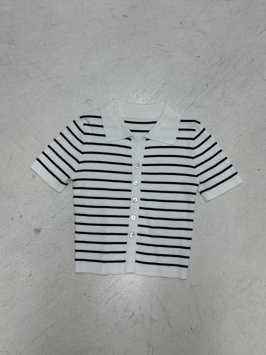Damen Kurzarmshirt mit klassischem Polokragen und gestreiftem Design – Avérine