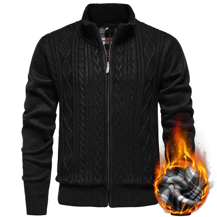 Herren nan grobgestrickter Cardigan mit Zopfmuster, Stehkragen und kariertem Innenfutter Echo Archiv