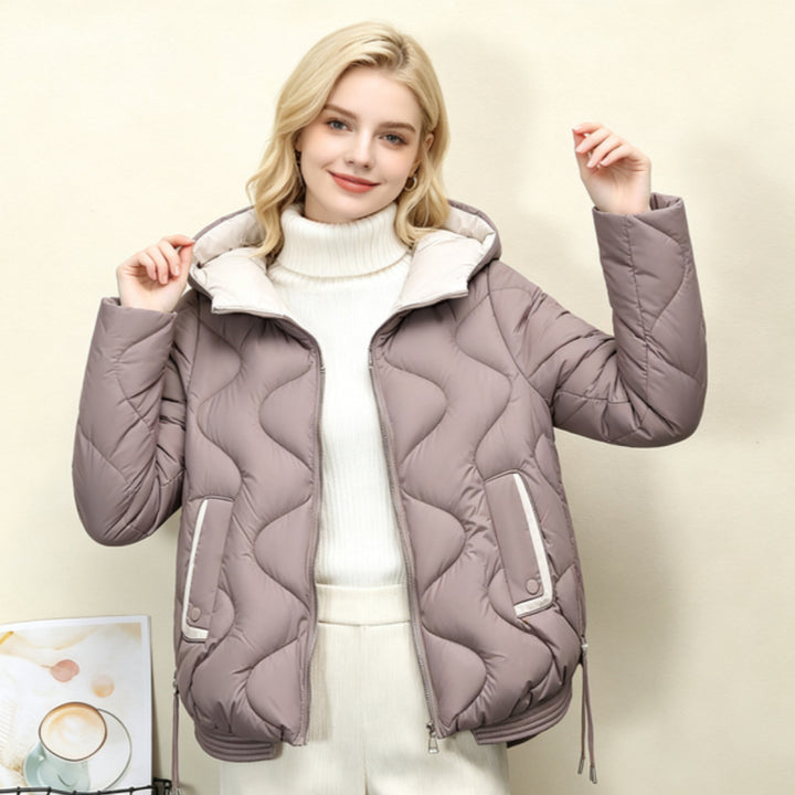 Damen wattierte Kurzjacke mit organischer Herzsteppung, abgerundetem Saum und paspelierten Pattentaschen – Célinea