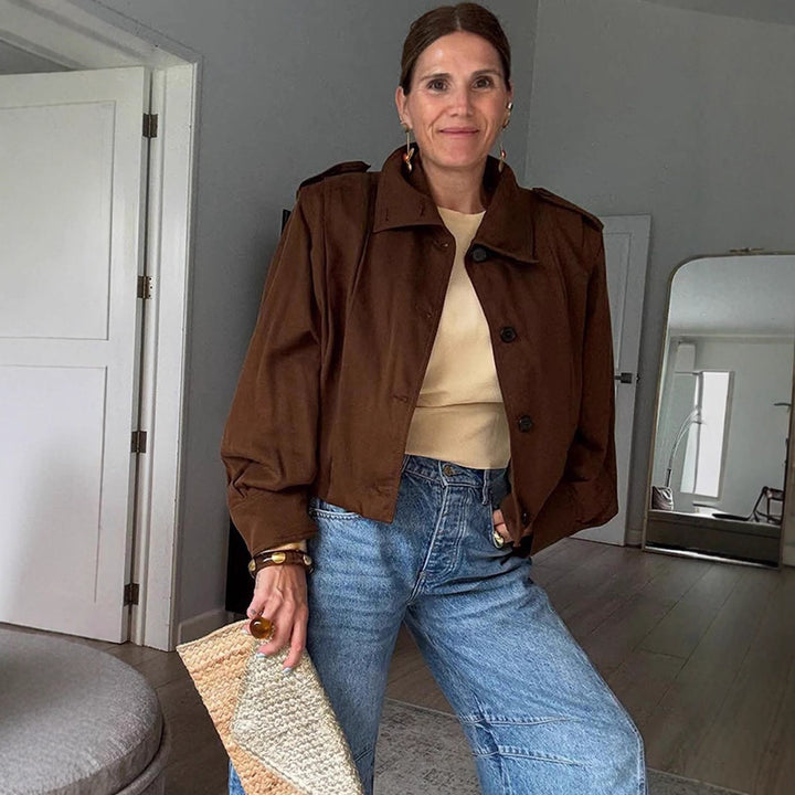 Damen Kurzboxy-Jacke mit Schulterpatten, kastiger Silhouette und geknöpfter Front Echoarchiv