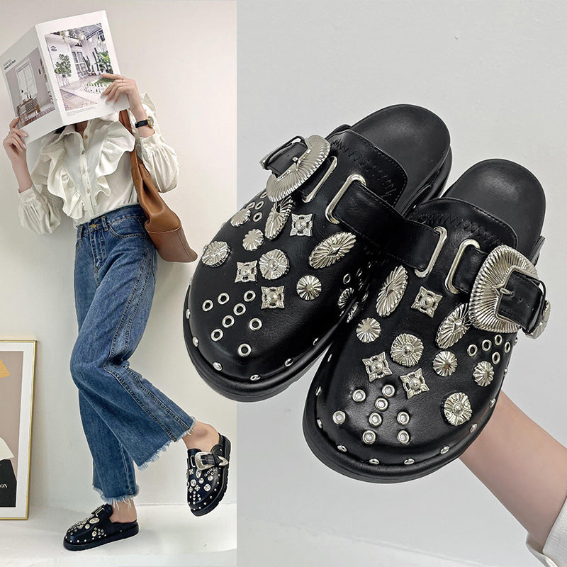 Damen nan verzierte Schlupf-Clogs mit metallischen Conchos, großer Zierschnalle und ergonomischem Fußbett Echo Archiv