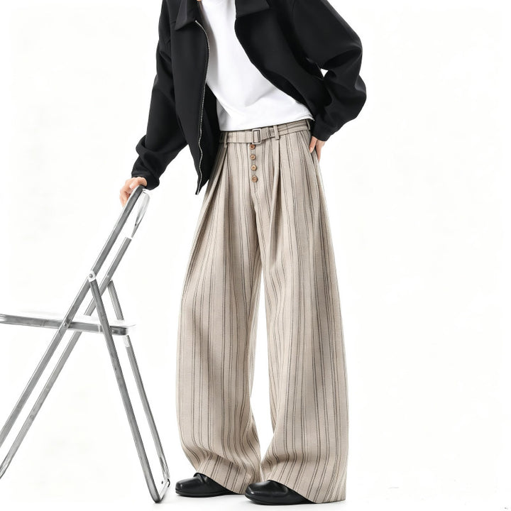 Herren Weite Nadelstreifen-Hose im Baggy‑Cut mit hoher Taille, Falten und Zierknopfleiste Echoarchiv