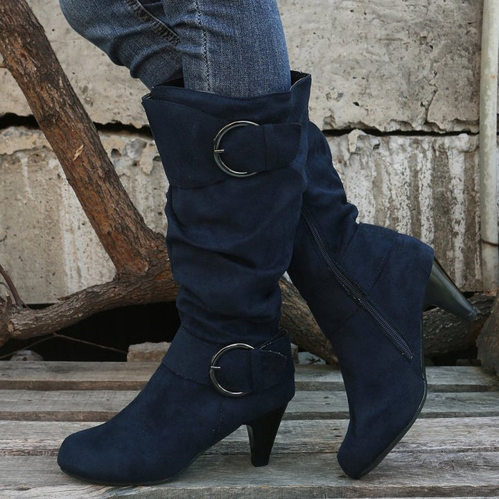 Damen Slouch‑Stiefel mit konischem Absatz, spitzer Leiste und Zierschnallen Echo Archiv