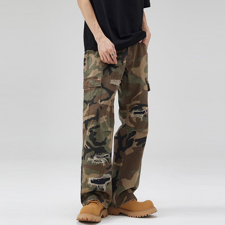 Herren weite Cargo-Hose im Camouflage-Look mit bewusst aufgerissenen Details und großen Pattentaschen Echo Archiv