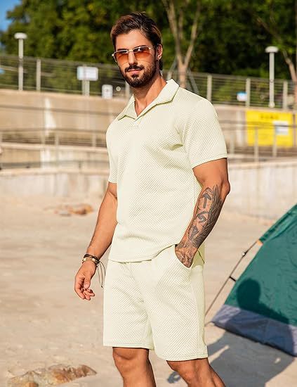 Herren Freizeitset mit passendem Kurzarmhemd und Shorts Echoarchiv