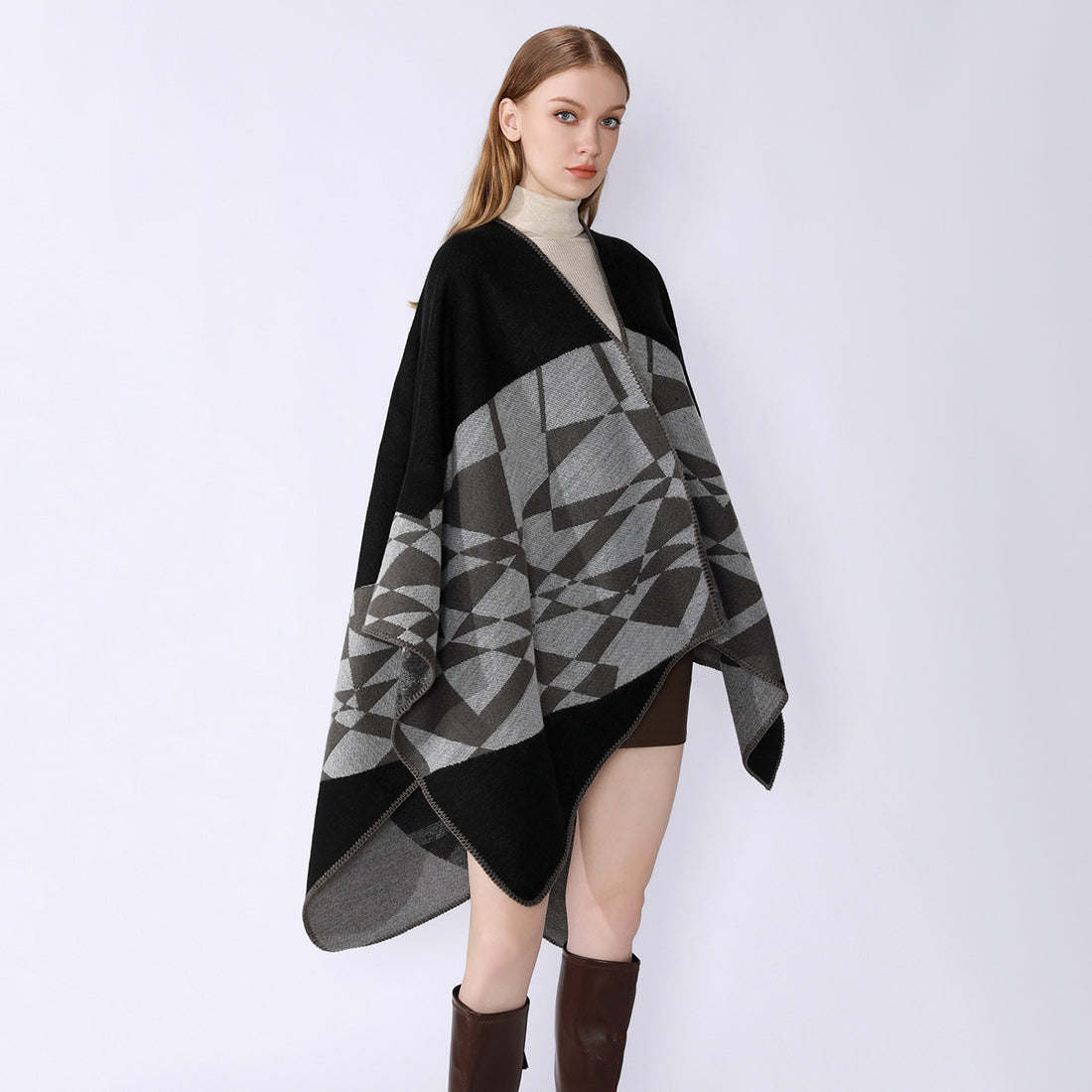 Damen Großer Strickponcho im Cape‑Schnitt mit Ziernaht und geometrischem Intarsia – Veloura