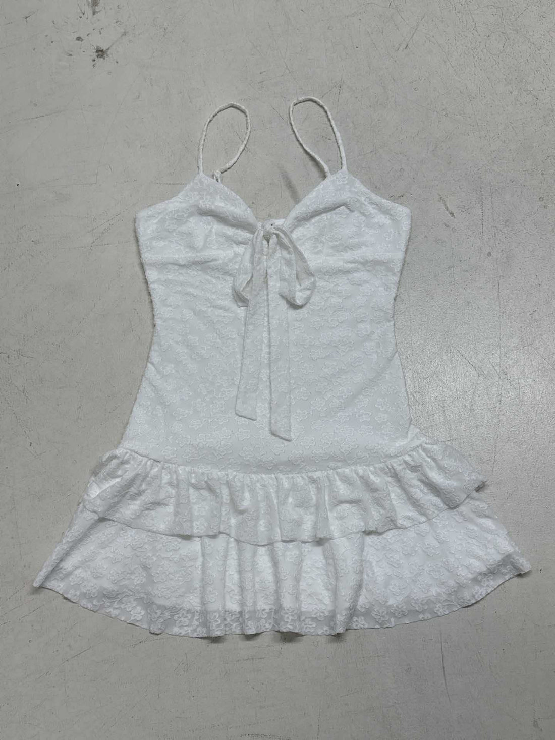 Damen verspieltes Sommerkleid mit Rüschensäumen und Schleifen-Detail – Élara