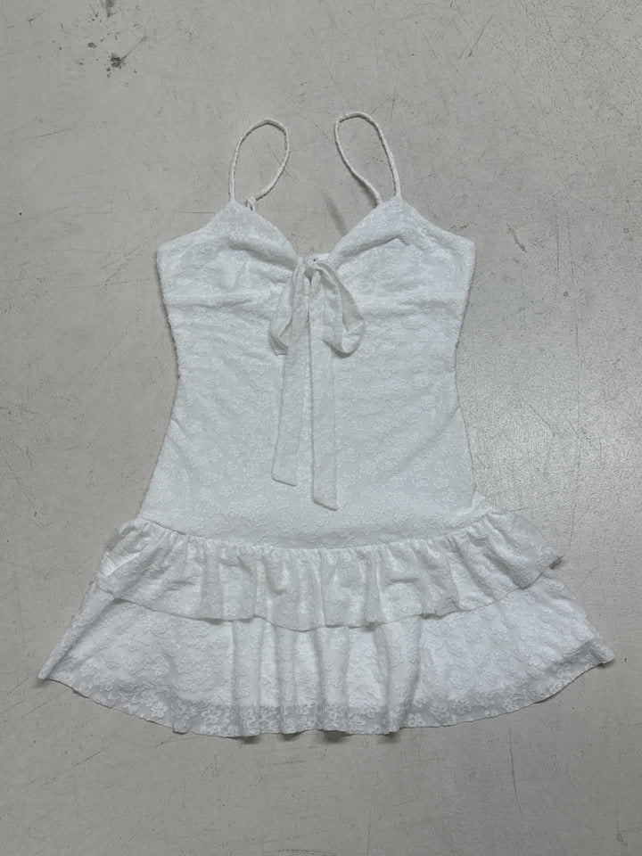 Damen verspieltes Sommerkleid mit Rüschensäumen und Schleifen-Detail Echo Archiv