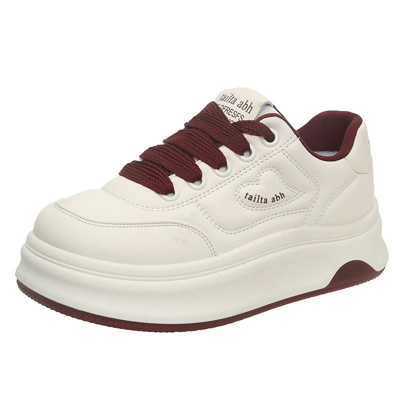 Damen Plateau-Sneaker im minimalistischen Chunky-Look mit skulpturierter Wedgesohle – Névara