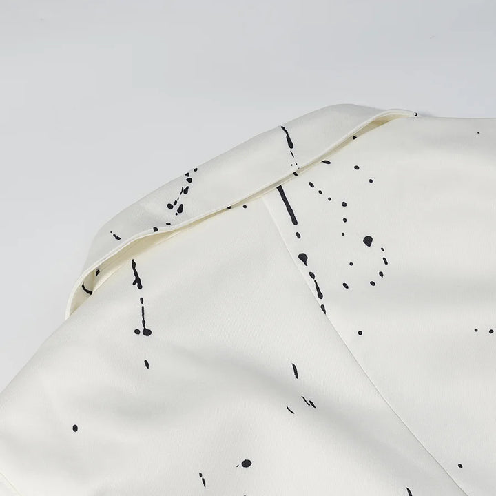Damen kastiger Kunstseiden-Blazer mit abstraktem Splash-Print, Reverskragen und Pattentaschen – Valéne