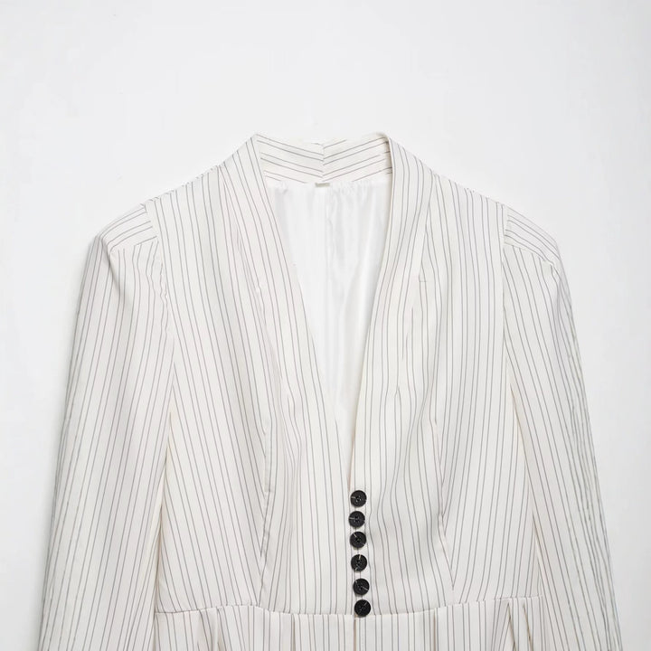 Damen Taillierter Blazer mit Schalkragen, feinen Nadelstreifen und Taillenbetonung Echo Archiv