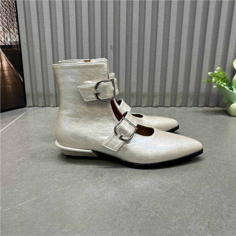 Damen Spitz zulaufende Ankle-Boots mit Doppelriemen, Schnallen und niedrigem Blockabsatz – Varelle