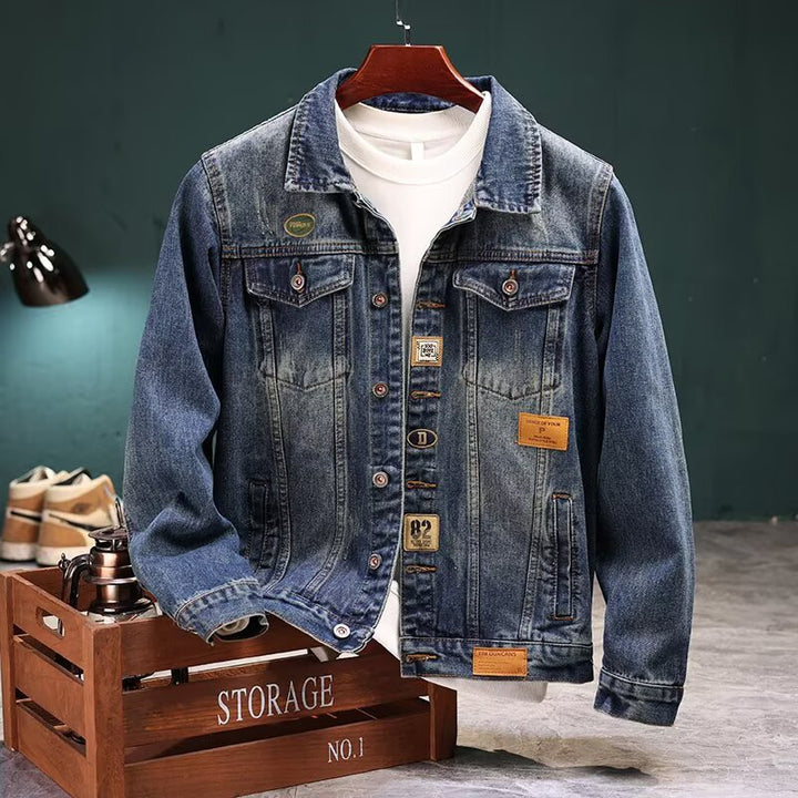 Herren Vintage-gewaschene Denimjacke mit Markenpatches, Brustklappen und geradem Schnitt Echoarchiv