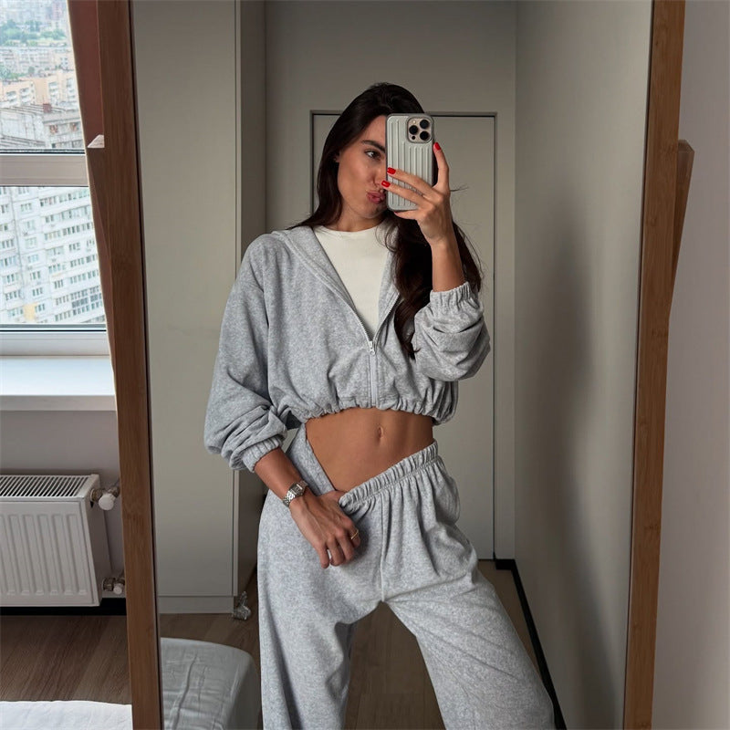 Damen cropped Kapuzen-Zipjacke mit gerafftem Elastiksaum und hochtaillierter Relax-Hose aus softem Sweat – Auréline