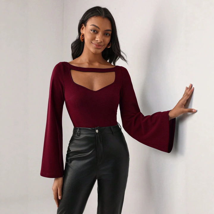 Damen figurbetontes Oberteil mit Cut-Out-Ausschnitt und Glockenärmeln – Avérine