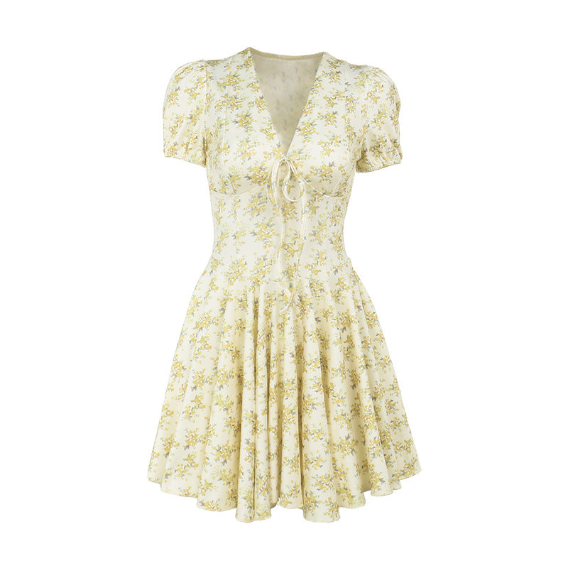 Damen verspieltes Blumenkleid mit voluminösem Rock und taillierter Taille Echo Archiv