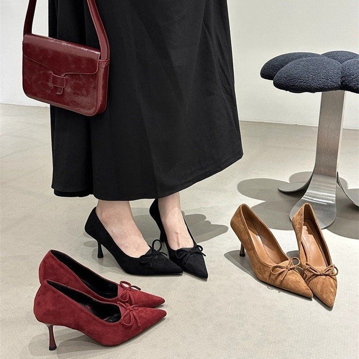 Damen Spitz zulaufende Wildleder‑Pumps mit skulpturiertem Kittenabsatz und Zierknoten – Lioré