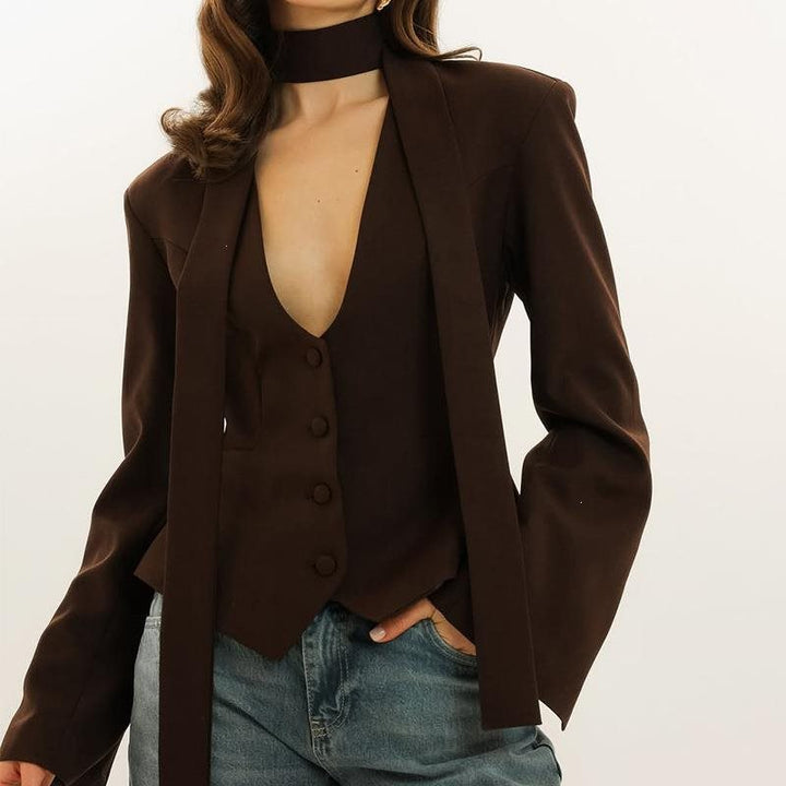 Damen Taillierter Blazer mit Bindeschal und figurbetonter Weste Echo Archiv
