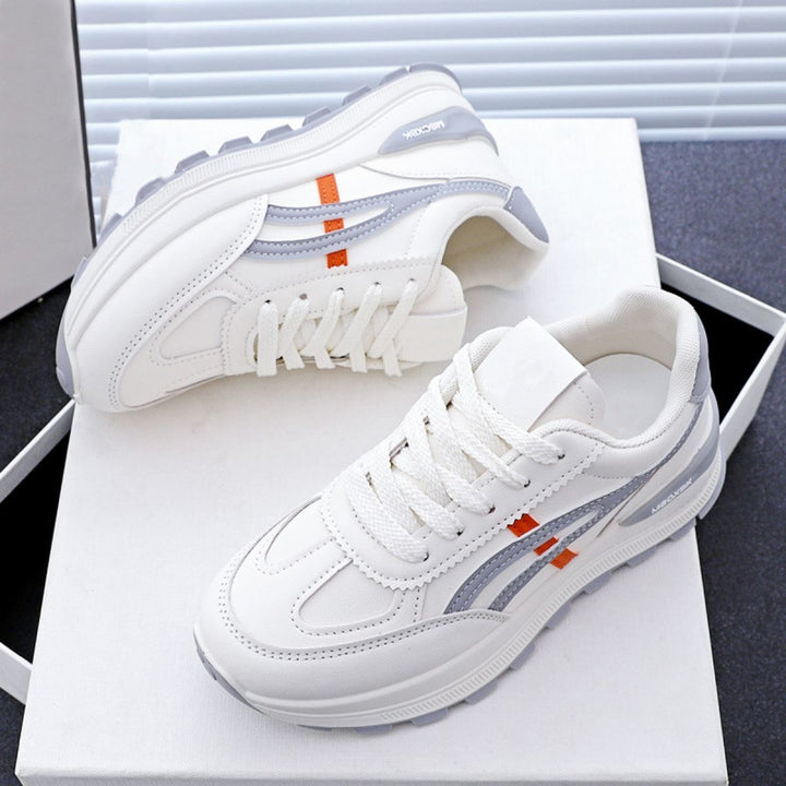 Damen Voluminöse Plateausneaker mit rutschfester Gummiprofilsohle und seitlichen Zierstreifen – Névara