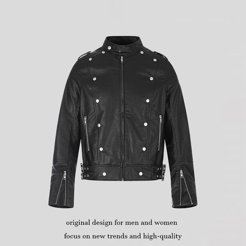 Damen Kurz geschnittene Lederoptik-Bikerjacke mit Stehkragen, Zierdruckknöpfen und Seitenriemen Echoarchiv