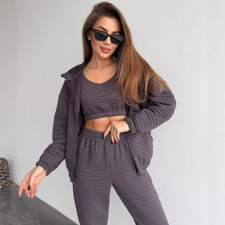 Damen Gestepptes Loungewear-Set mit Reißverschluss-Kapuzenjacke, Cropped Bustier und hochtaillierter Jogginghose – Avérine