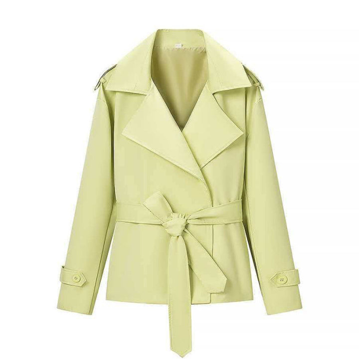 Damen 50+ kurzer Taillen-Trenchblazer mit Bindegürtel und weitem Revers Echo Archiv