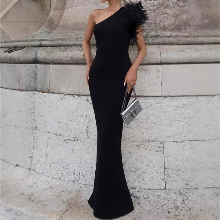 Damen Elegantes Abendkleid mit asymmetrischem Schnitt und kunstvollem Federbesatz Echo Archiv