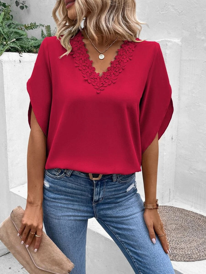 Damen Elegante V-Ausschnitt Bluse mit floraler Spitzenkante und Fledermausärmeln – Élovi