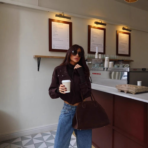 Damen Kurze Boxy‑Jacke in Velourslederoptik mit hohem Funnelkragen Echoarchiv