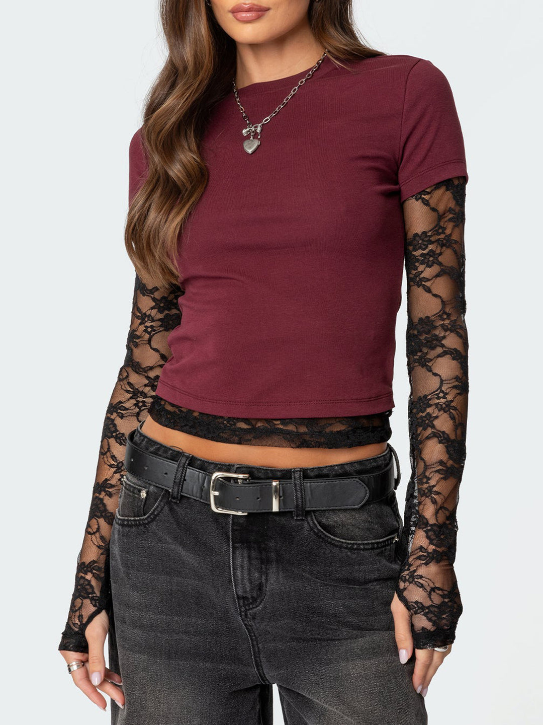 Damen Kurzgeschnittenes T‑Shirt mit transparenten Spitzenärmeln – Avérine