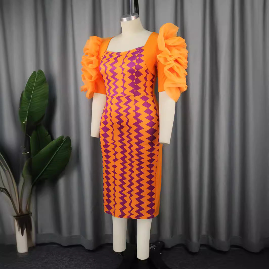 Damen figurbetontes Kleid mit auffälligen Rüschenärmeln und geometrischem Muster Echo Archiv