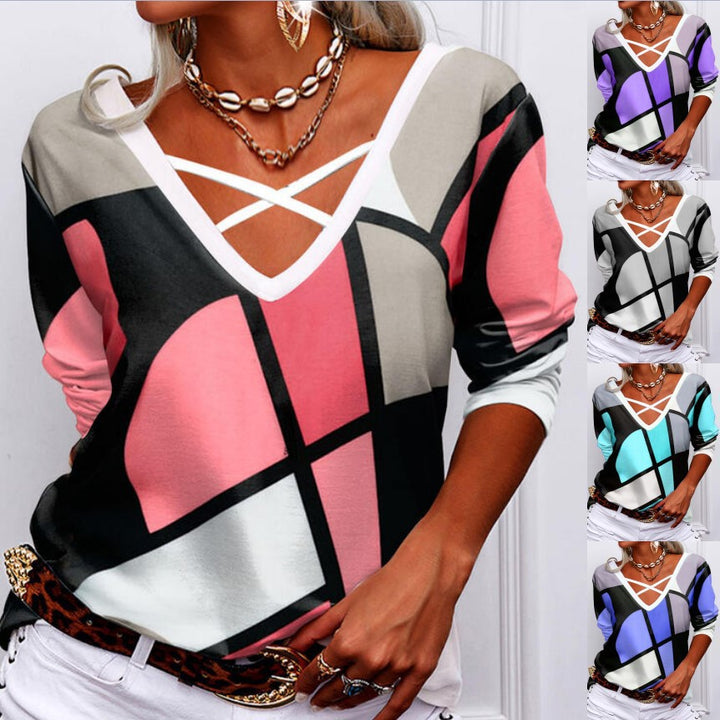 Damen Langarmshirt mit V-Ausschnitt und dekorativen Kreuzgurten, geometrischer Colorblock-Druck – Avérine