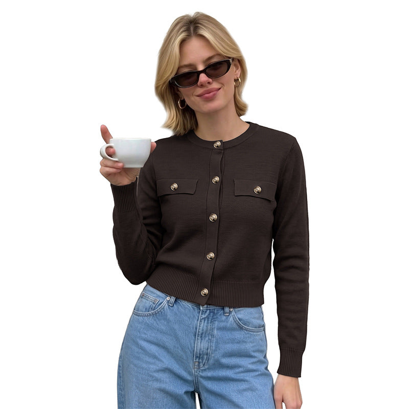 Damen Kurzgeschnittener Feinstrick-Cardigan mit Zierpatten und goldfarbenen Knöpfen Echoarchiv