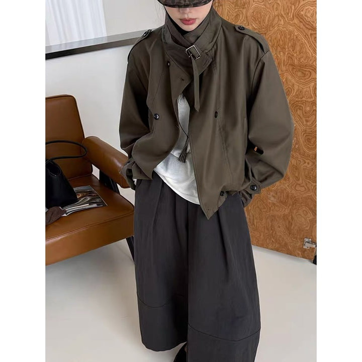 Damen Kurztrenchcoat im Boxy-Cut mit doppelreihiger Knopfleiste und Stehkragen Echoarchiv