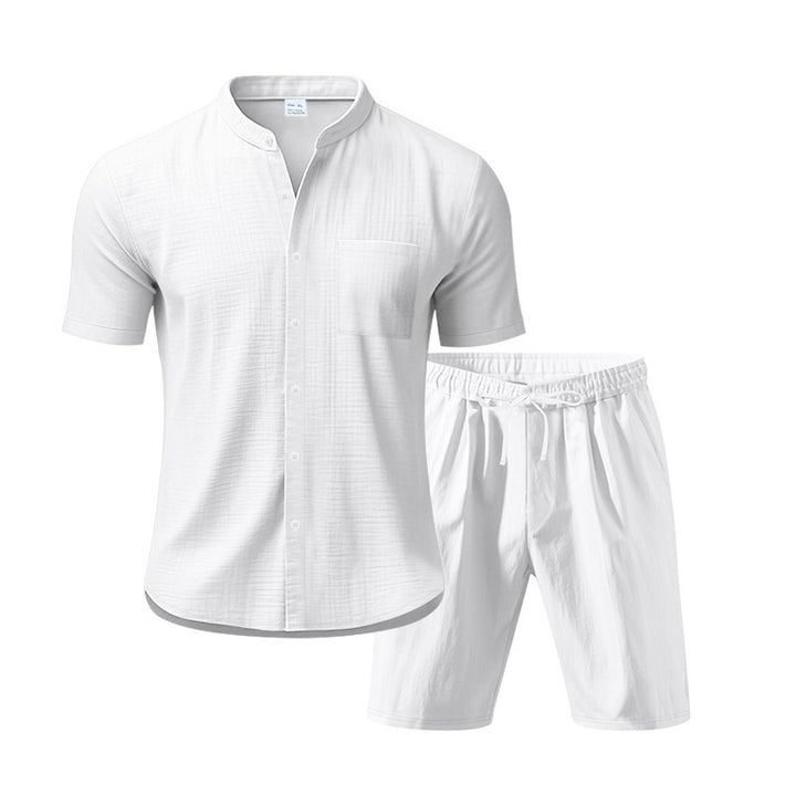 Herren Freizeit Outfit mit kurzärmligem Button-Down-Hemd und elastischen Shorts Echoarchiv