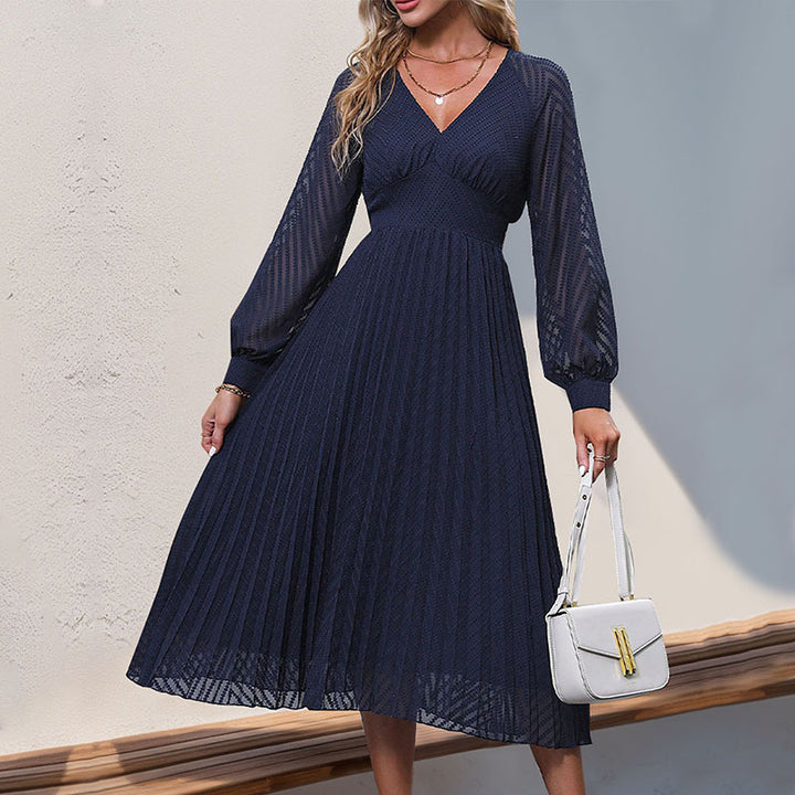Damen Plissee Midi-Kleid mit V-Ausschnitt und langen Ärmeln Echo Archiv