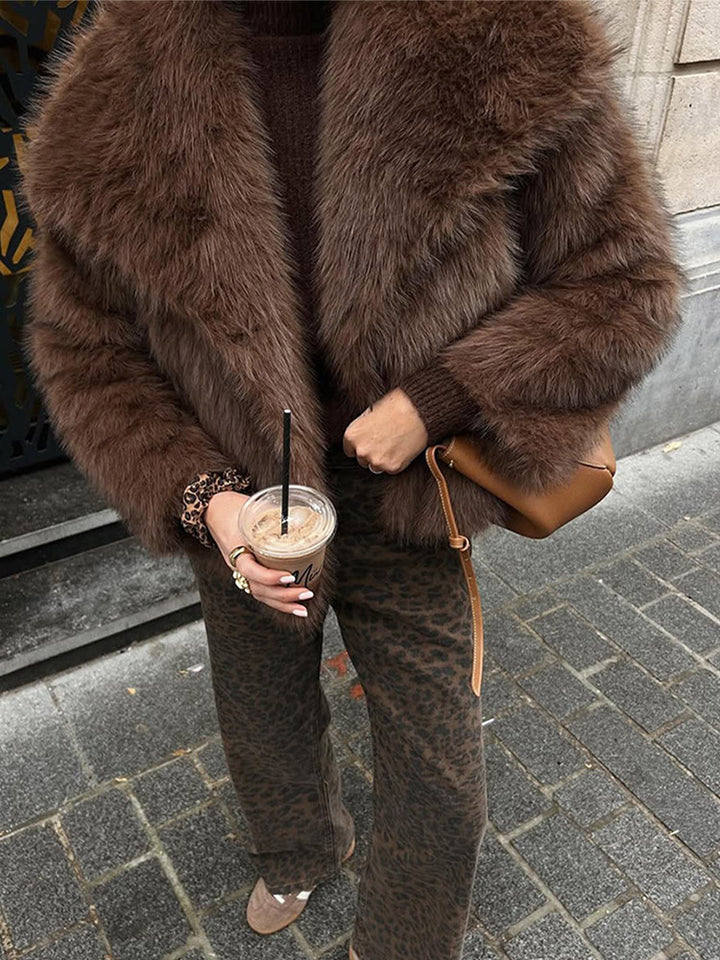 Damen Kurze voluminöse Kunstpelzjacke im Boxy‑Cut mit großem Schalkragen Echoarchiv