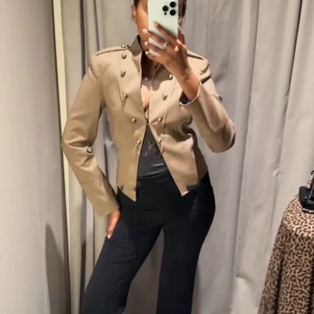 Damen Kurzblazer im Militarystil mit doppelreihigen Zierknöpfen Echoarchiv