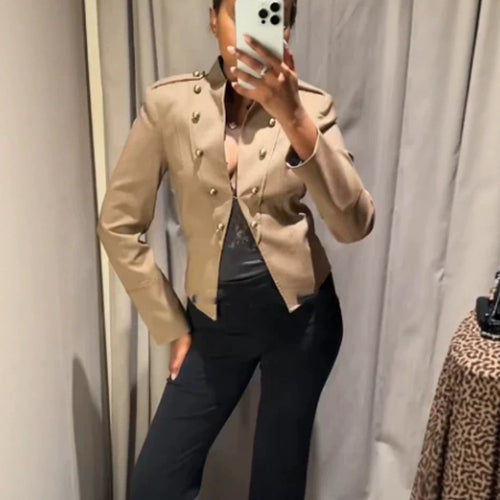 Damen Kurzblazer im Militarystil mit doppelreihigen Zierknöpfen Echoarchiv