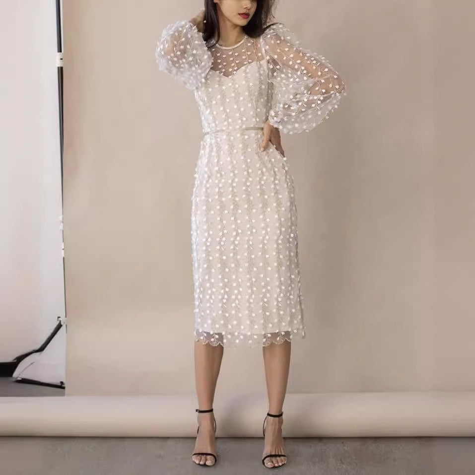 Damen Kleid mit transparenten Puffärmeln und floralem Stickdesign Echo Archiv