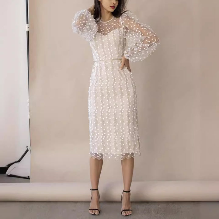 Damen Kleid mit transparenten Puffärmeln und floralem Stickdesign Echo Archiv