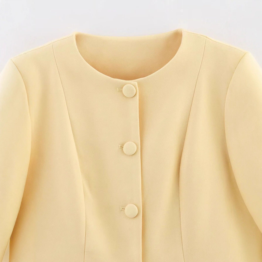 Damen taillierte Rundhals-Blazerjacke mit verdeckter Knopfleiste, Pattentaschen und figurformenden Teilungsnähten – Valéne