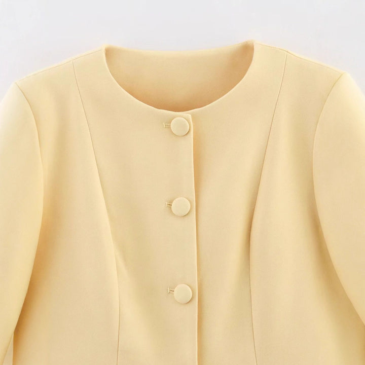 Damen taillierte Rundhals-Blazerjacke mit verdeckter Knopfleiste, Pattentaschen und figurformenden Teilungsnähten – Valéne